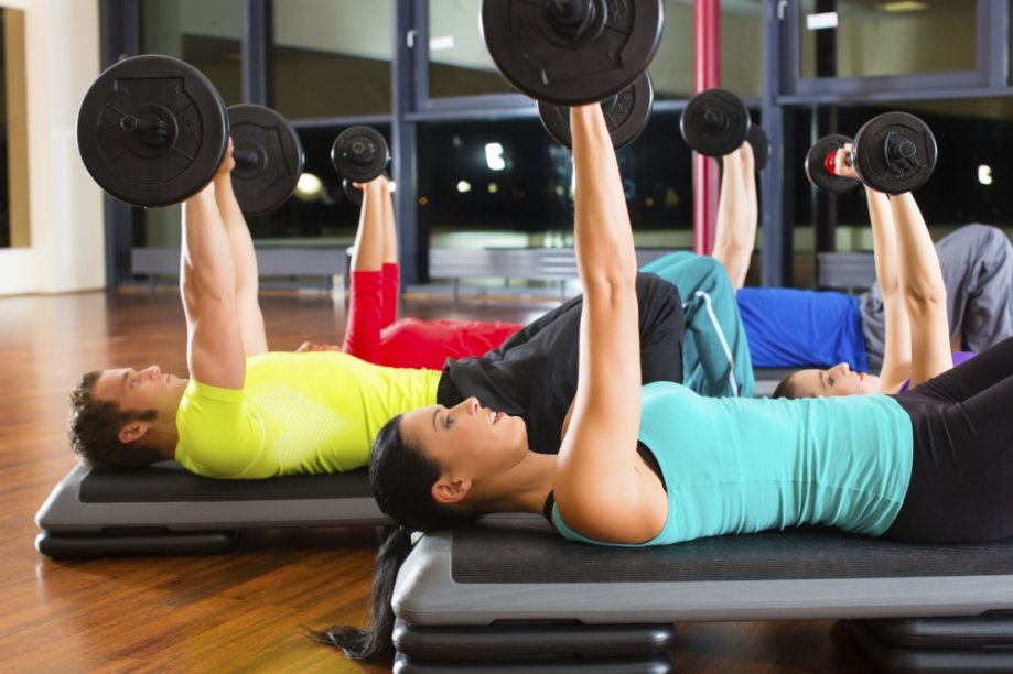 Mulher fazendo musculação