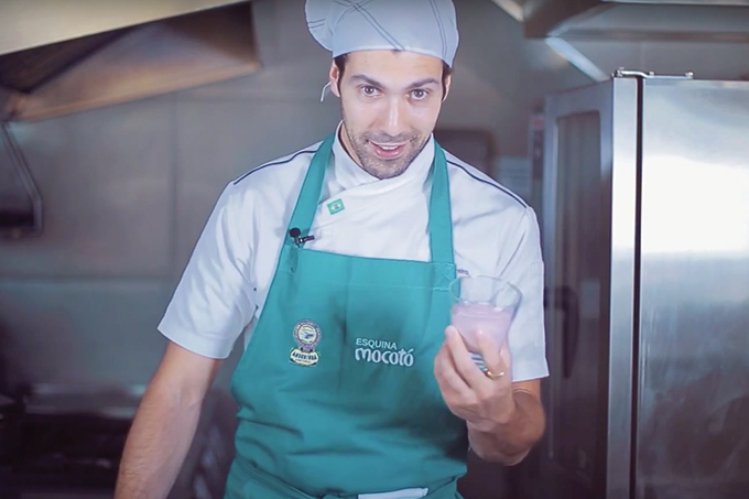 Folhas com pupunha, maçã, croc de abacaxi e molho de iogurte