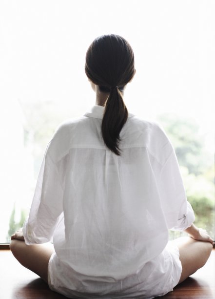 Mulher meditando