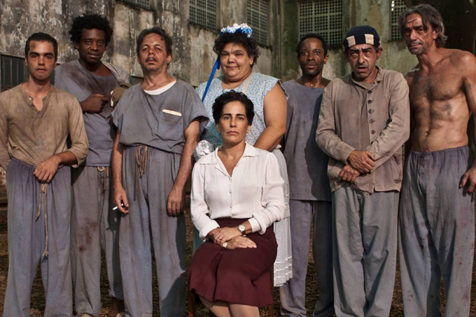 Cena do filme "Nise - No Coração da Loucura", estrelado pela atriz Glória Pires (ao centro, de branco)