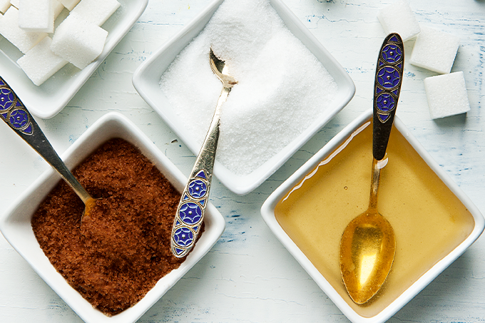 Compare mel, açúcar branco e açúcar mascavo | Veja Saúde
