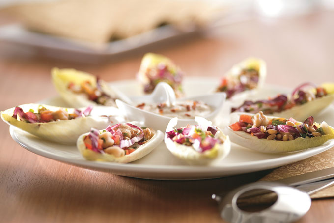 Salada de endívia com trigo ao molho de tahine