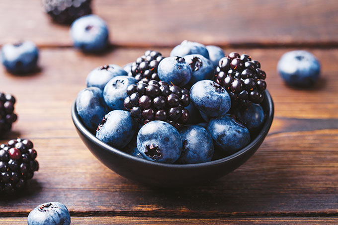 benefícios das frutas roxas: amora e mirtilo