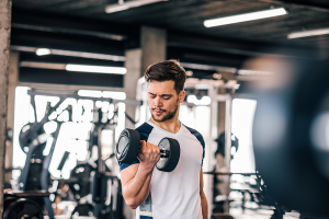 Homem na academia praticando exercícios