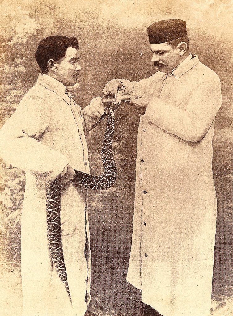 Junto com um assistente, Vital Brazil extrai veneno de cobra em meados de 1900