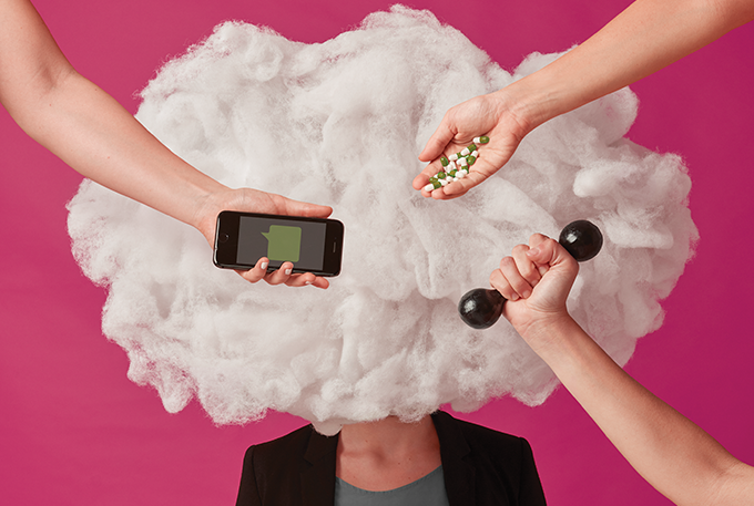 foto de mulher com nuvem sobre a cabeça rodeada de celular, comprimidos e pesinho de musculação