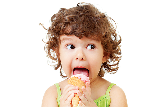 foto de criança tomando sorvete