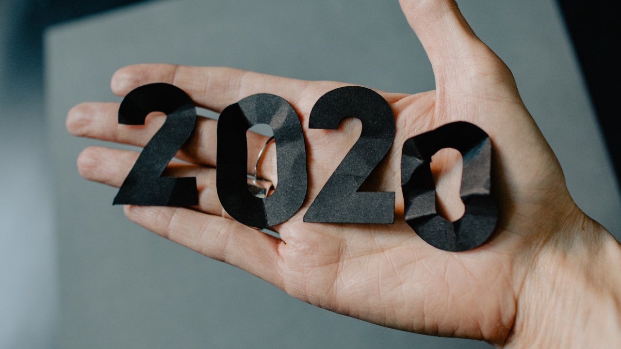 Mão segurando 2020, em alusão à restrospectiva