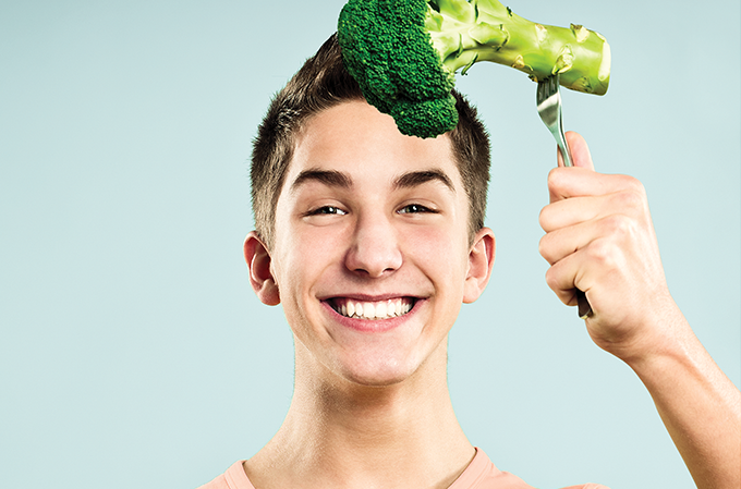 Um jovem com um brócolis