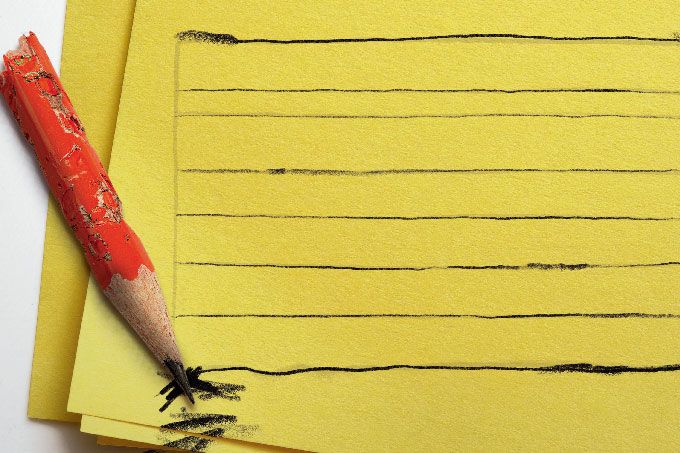 Foto de lápis com caderno amarelo abaixo