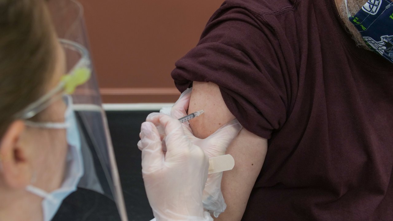 Aplicação de vacina da Covid-19 em pessoa do grupo de risco