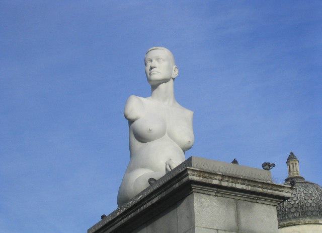 Estátua de mulher gestante