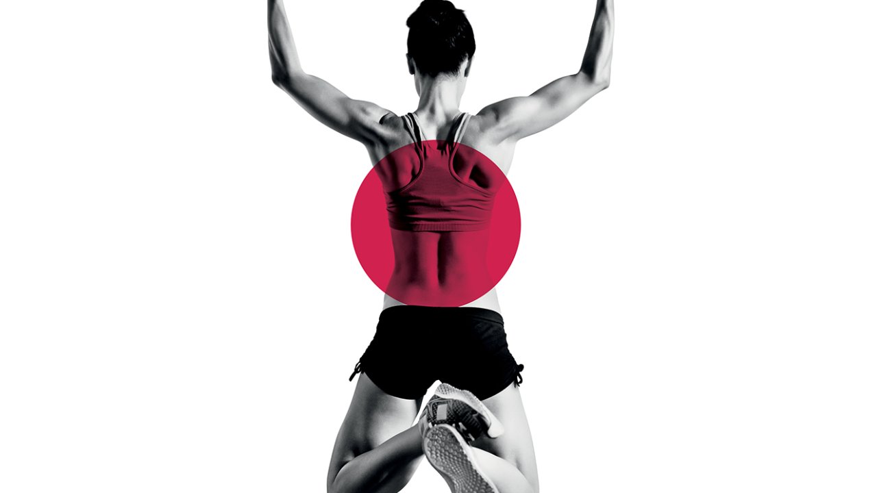 foto de mulher fazendo exercício em barra, com holofote vermelho na coluna