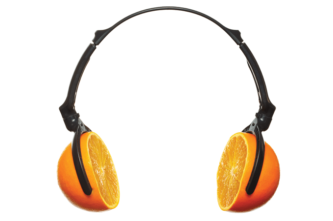 Foto de fone de ouvido feito com laranja