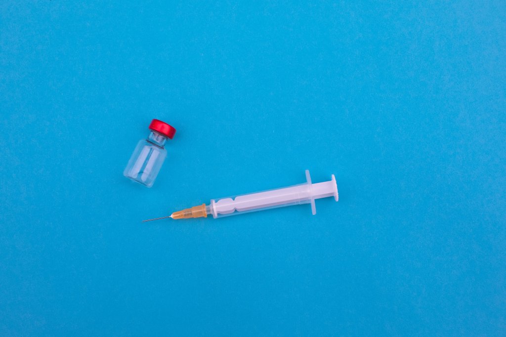 Foto de vacina contra Covid-19, representando os efeitos colaterais