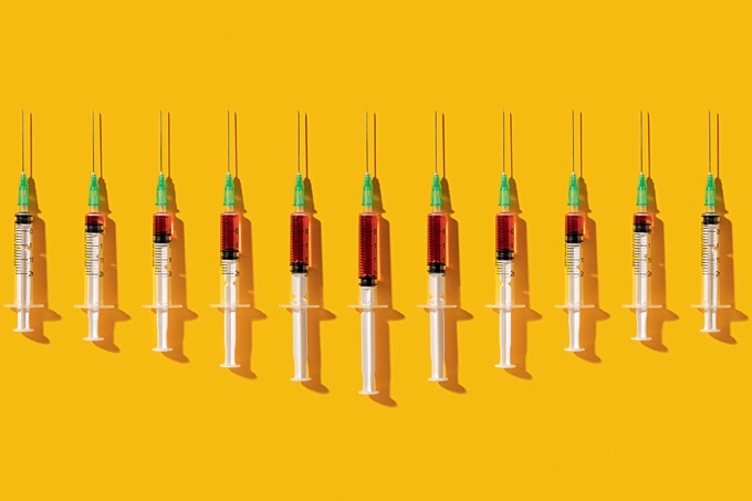 Imagem de várias vacinas para coronavírus com tamanhos diferentes, que simbolizam eficácias diferentes.