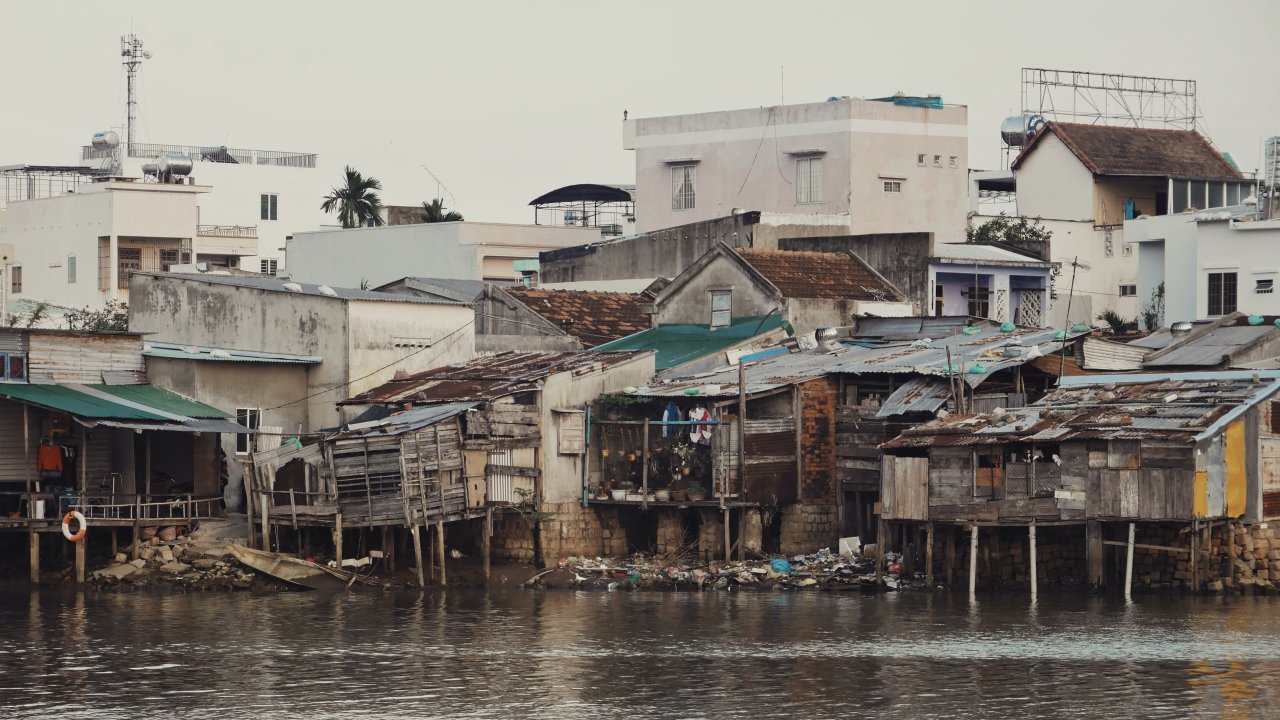 Foto de casas pobres perto de um rio
