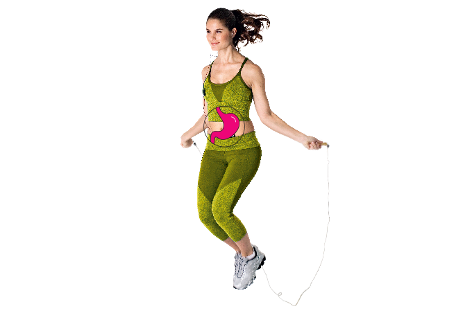 Foto de mulher com desenho de estômago na frente pulando corda.