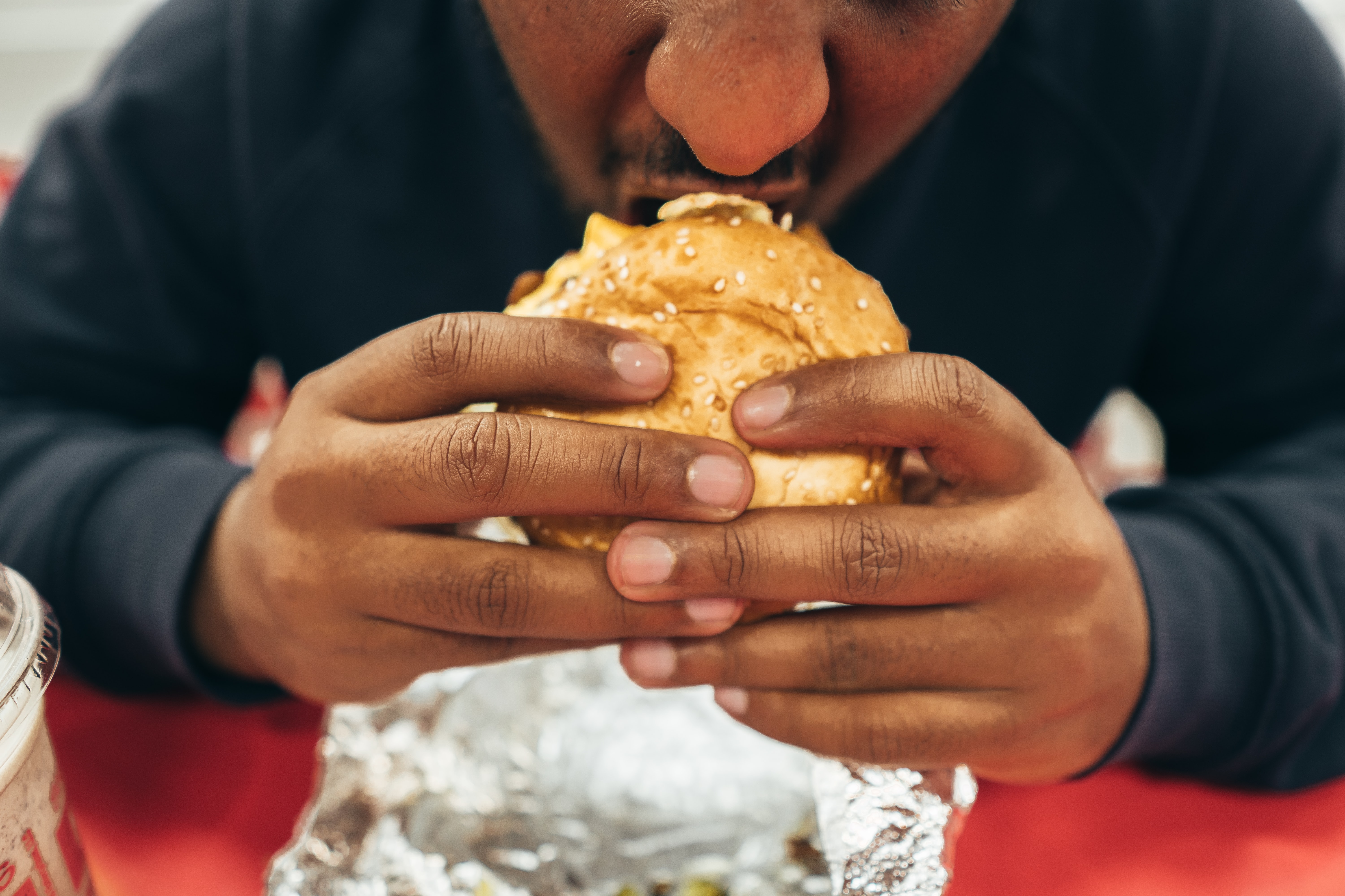 Como evitar a culpa e comer sem peso na consciência