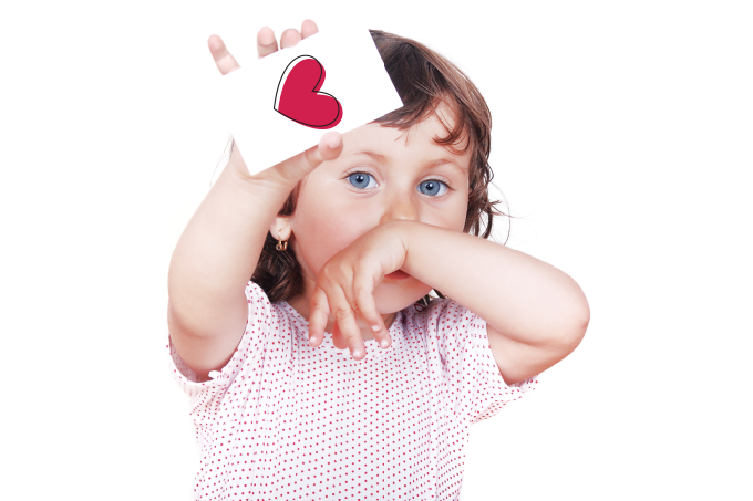 foto de menina pequena segurando um cartão com coração desenhado