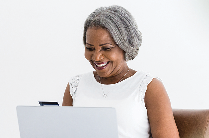 foto de mulher com mais de 60 anos no laptop
