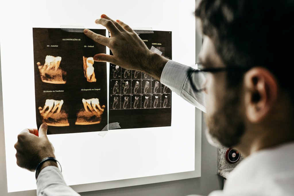 Foto de dentista vendo raio-x da boca
