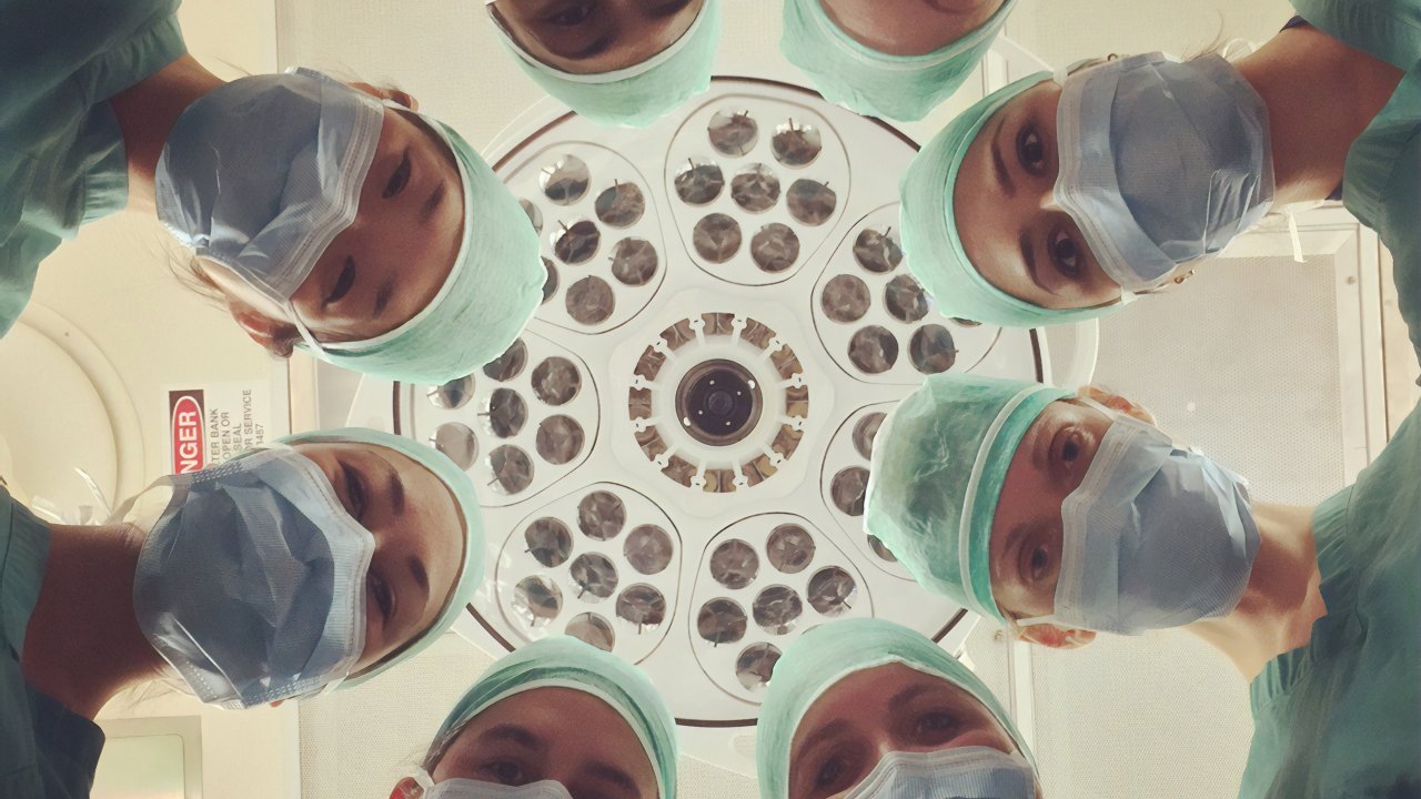 Foto de vários médico olhando em direção ao espectador