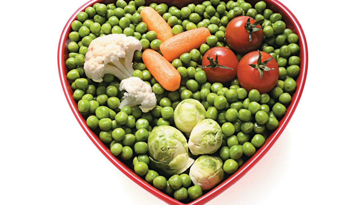foto de prato de legumes e verduras em formato de coração