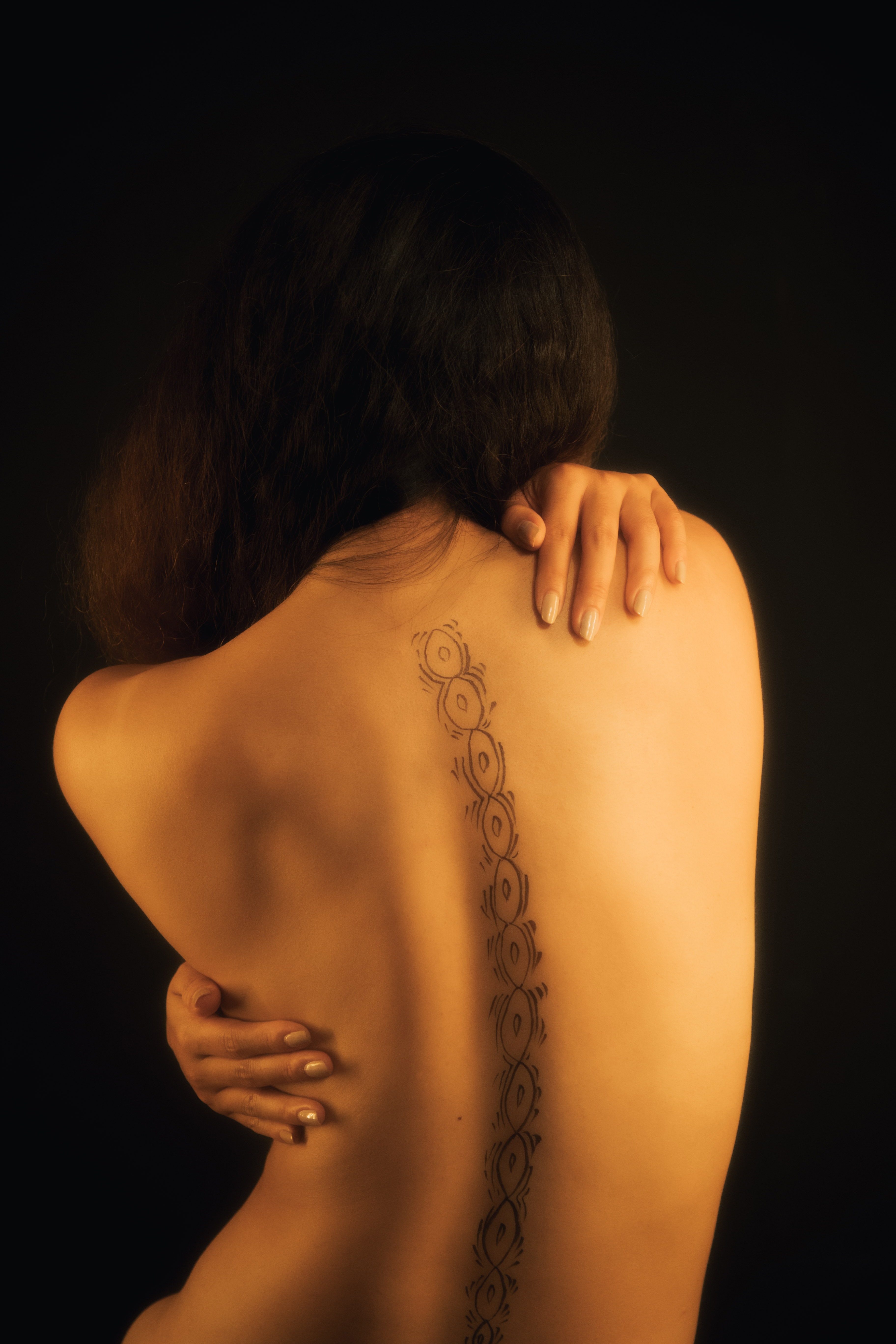 Mulher com desenho de vértebras nas costas, simbolizando a quiropraxia