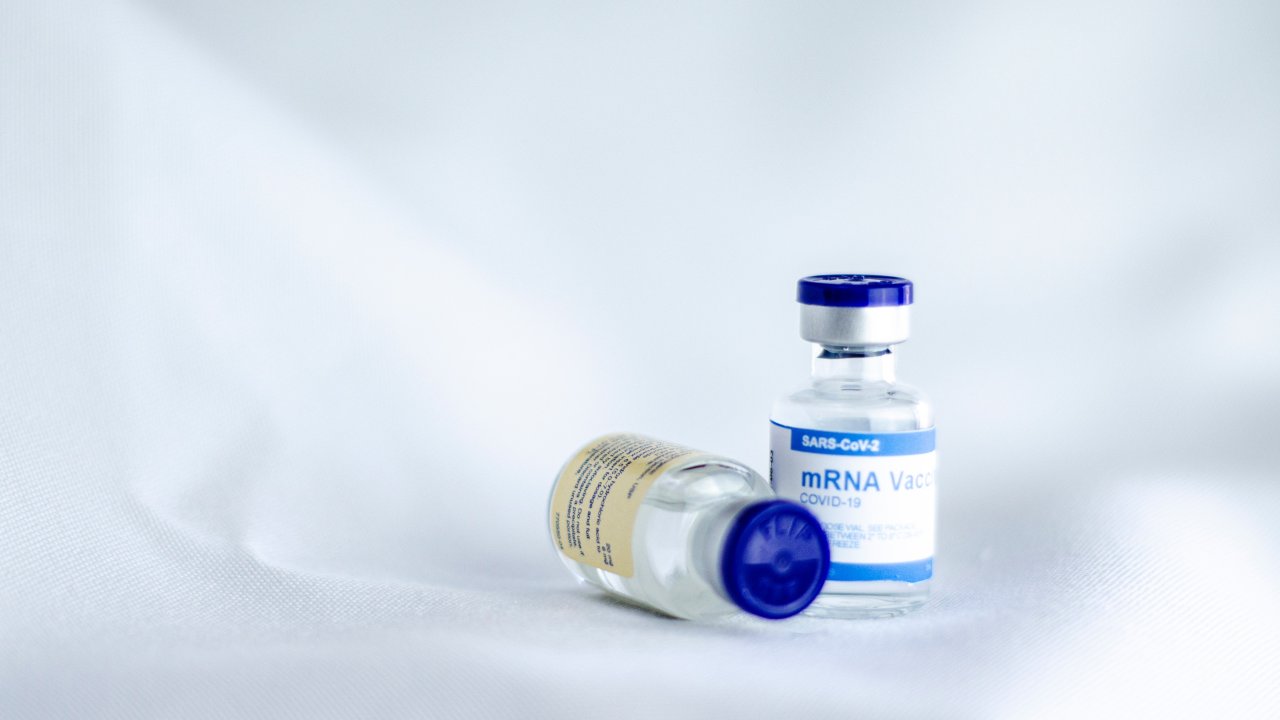 Duas âmpolas com vacina da Covid-19