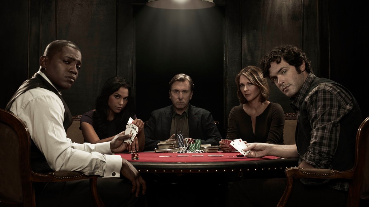 Personagens da série Lie To Me em foto jogando pôquer