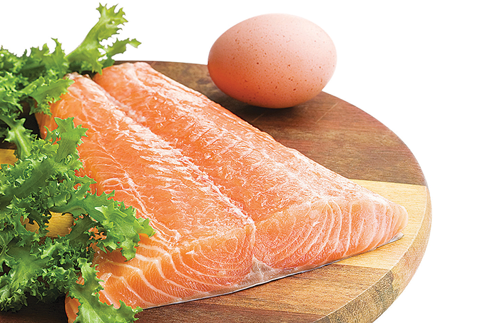 foto de salmão cru com ovo