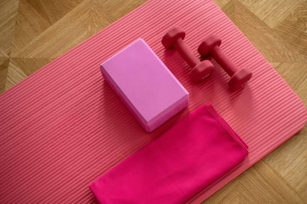 Foto de tapete, halter e toalha de exercícios físicos em casa
