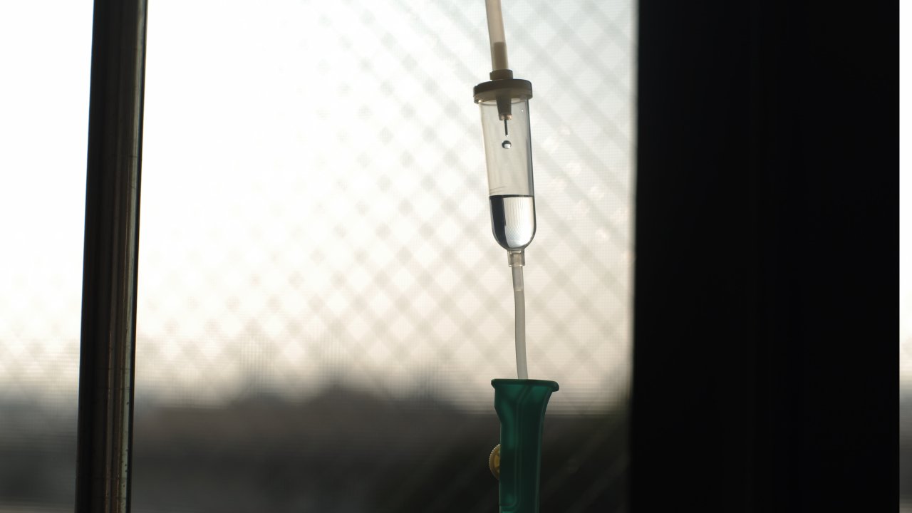 Foto de um dispositivo para infusão intravenosa pingando remédio contra Covid-19