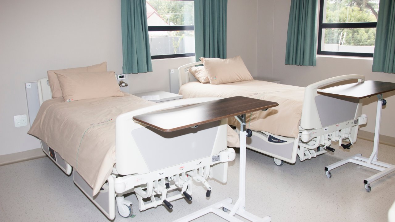 Foto de duas camas em hospital psiquiátrico