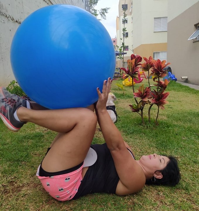foto de pessoa usando estomia e se exercitando com bola