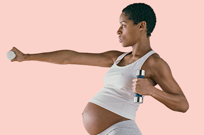 Foto de mulher grávida levantando pesos