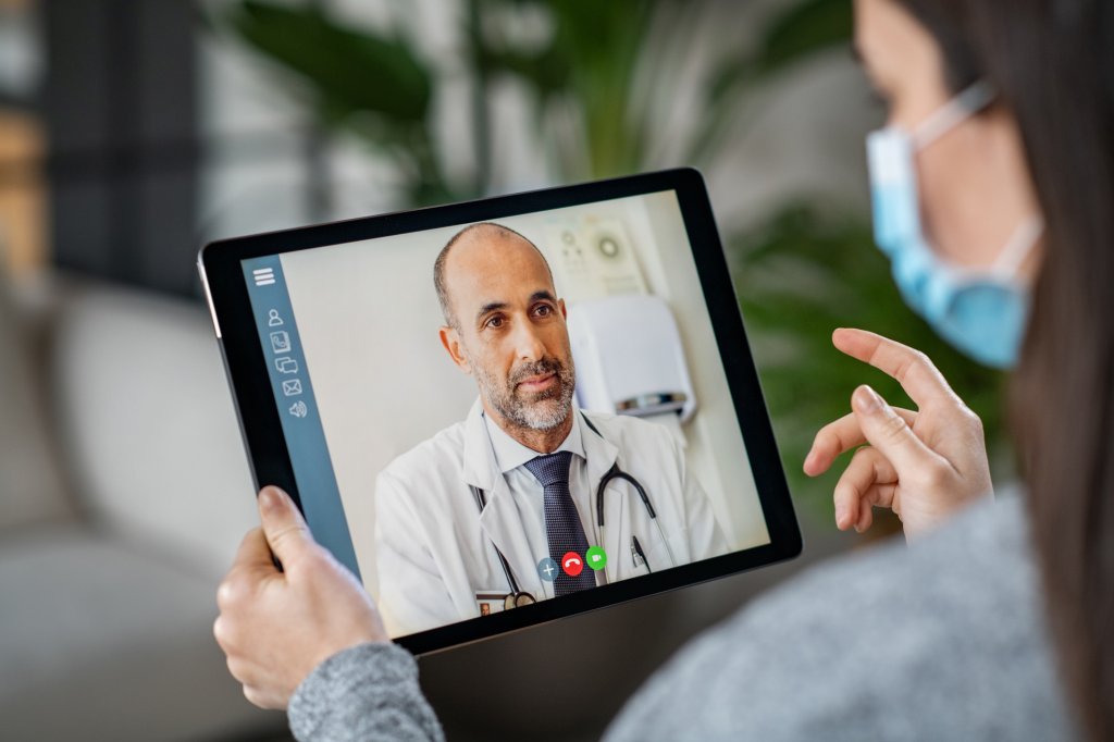 Paciente usando tablet para se consultar com médico de maneira virtual