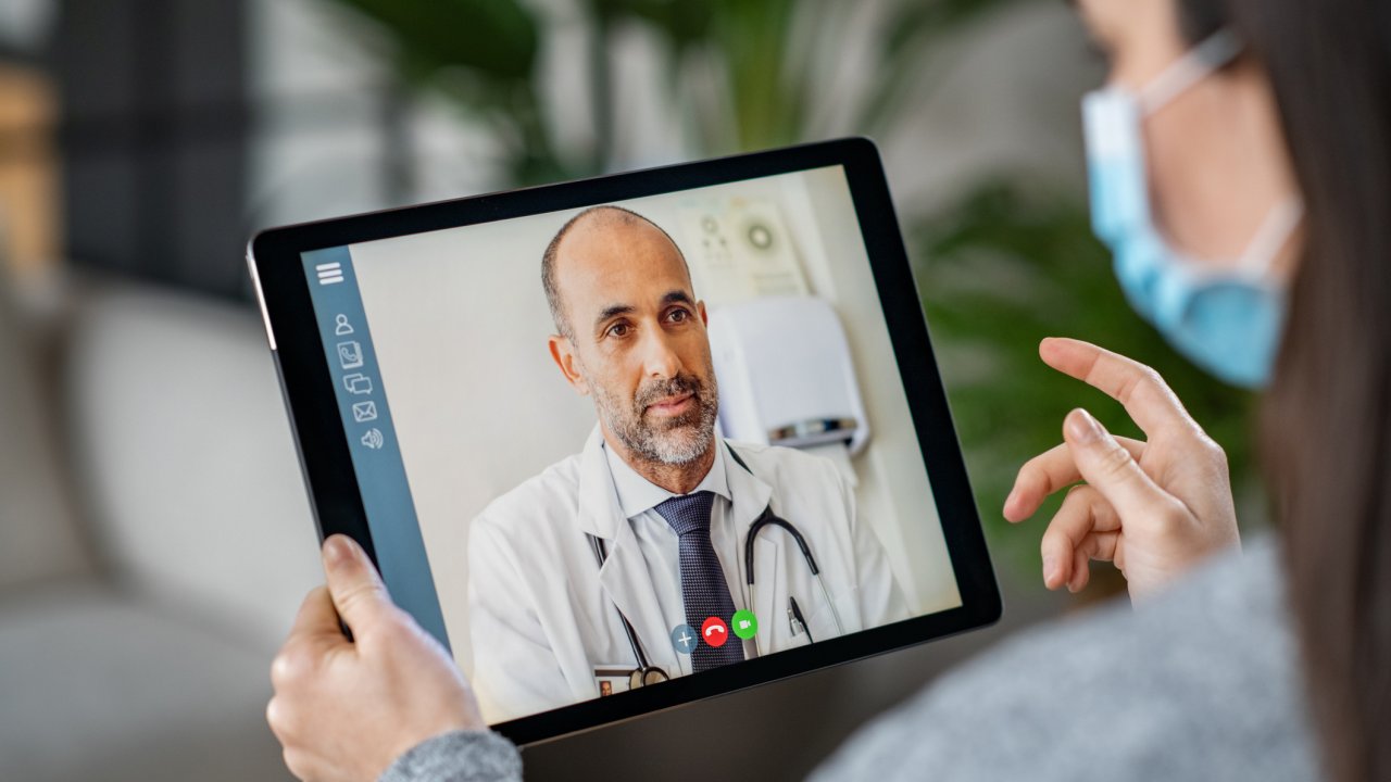 Paciente usando tablet para se consultar com médico de maneira virtual