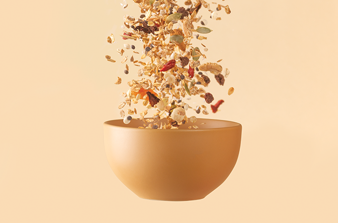 Foto de bowl com granola caindo dentro