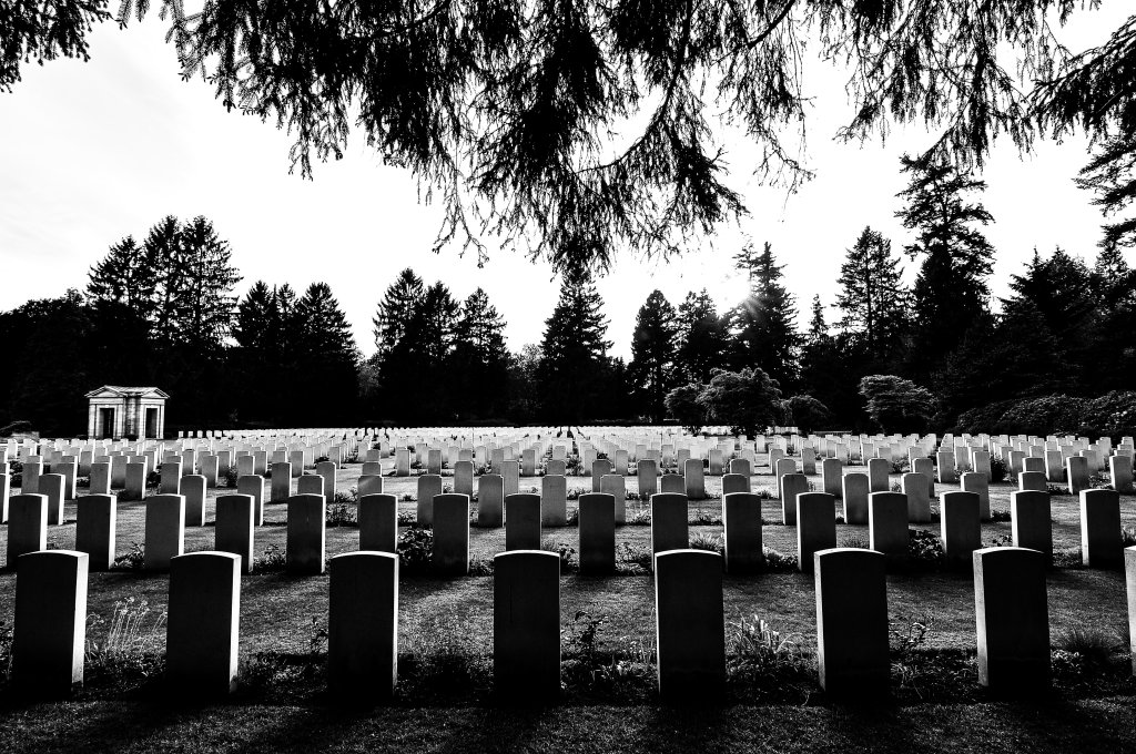 Foto em preto e branco de cemitério com várias lápides