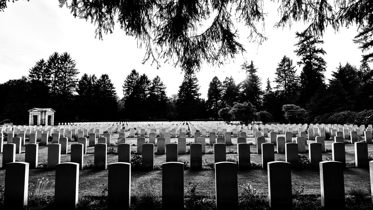 Foto em preto e branco de cemitério com várias lápides