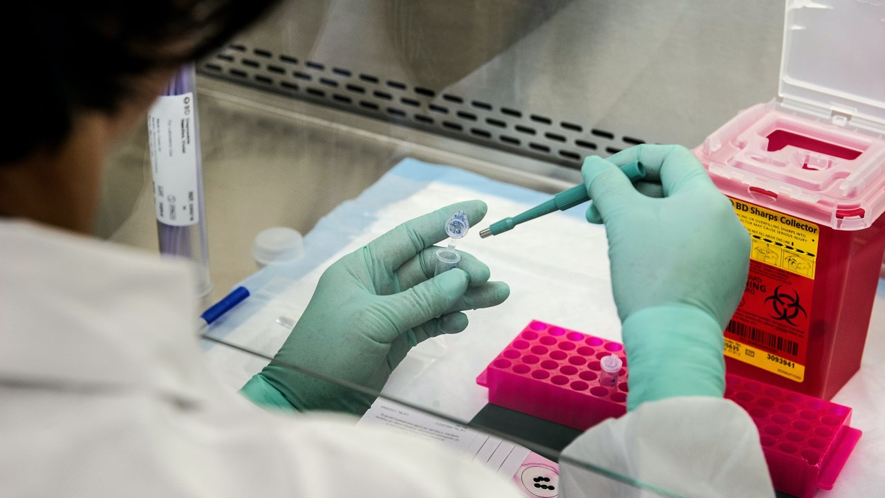 foto de mulher realizando teste em laboratório