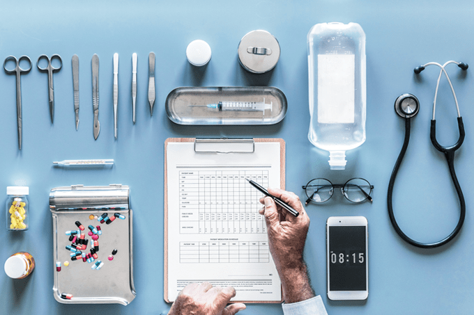 foto de mesa de médico com instrumentos e prancheta
