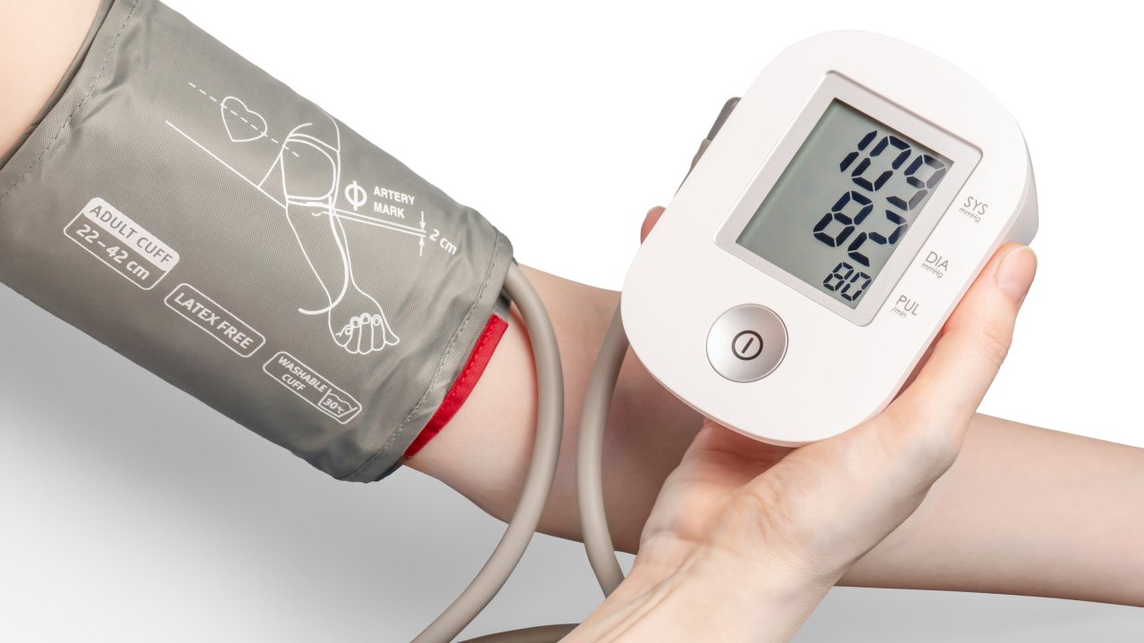 uma pessoa medindo a pressão arterial