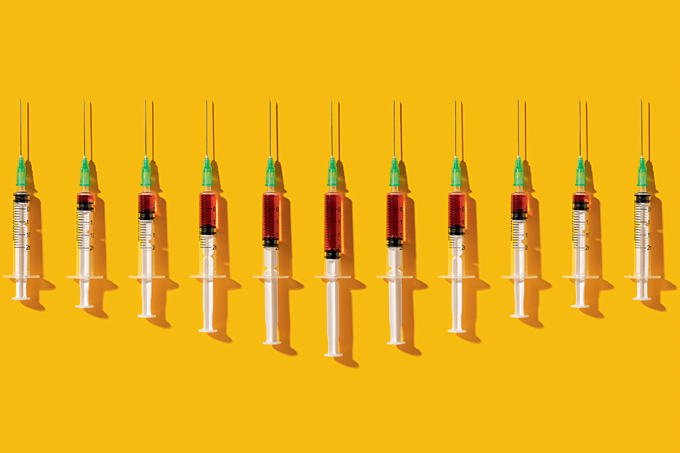 seringas de vacinas conta a covid-19 enfileiradas