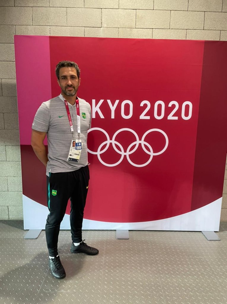 O médico Nemi Sabeh, da seleção feminina de futebol, nos Jogos Olímpicos de Tóquio.