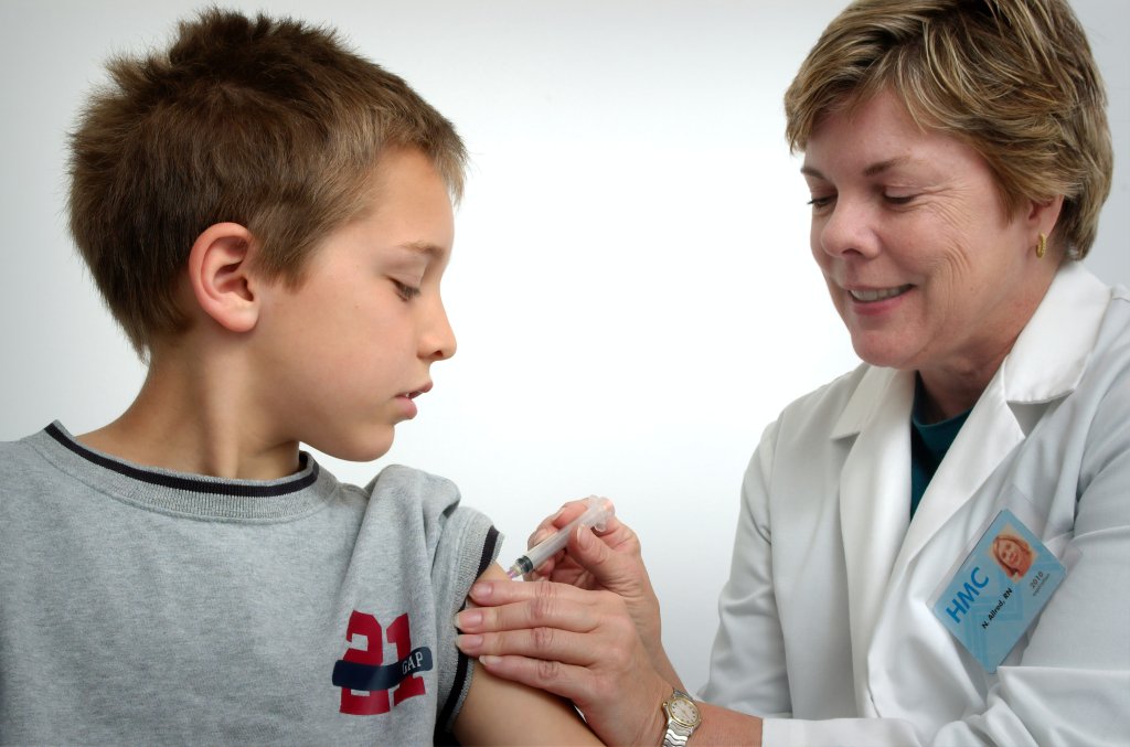 adolescente vacinando