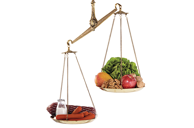 foto de balança comparando comidas saudáveis e não saudáveis