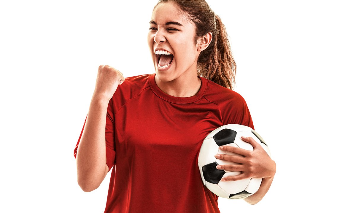 foto de mulher segurando bola de futebol